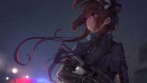 星空下拿著步槍的動漫女孩，背景是發光的城市燈光 — 可愛動漫女孩 壁紙