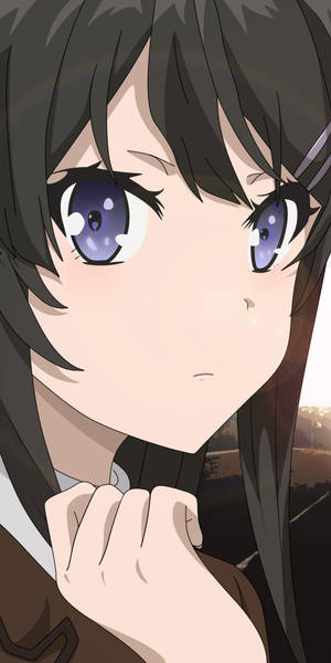 紫眼黑髮動漫少女，手靠近下巴，若有所思地看著觀眾。 — 櫻島麻衣 壁紙