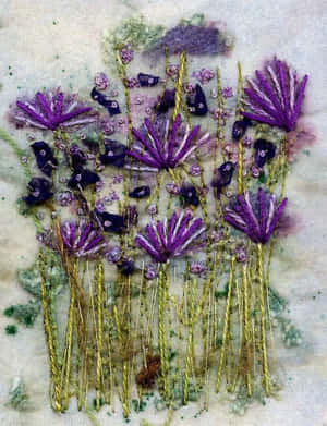 紋理布料背景上，帶金色花莖的刺繡紫色花朵。 — 美學圖案動畫 壁紙
