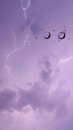 紫色暴風雨天空，帶有閃電和像素藝術天體。 — 城市燈光 壁紙