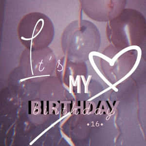紫色氣球上寫有白色文字 It's My Birthday 16 和一個心形。 — 祝我生日快樂 壁紙