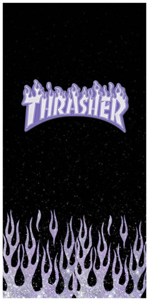 紫色火焰設計，帶有 Thrasher 標誌，背景為星空黑色。 — 霓虹紫 壁紙