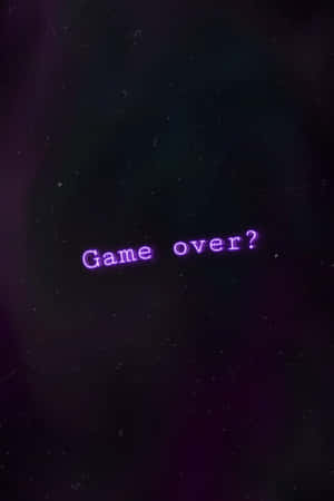 在黑暗星空背景上的紫色霓虹燈 game over 文字。 — 深色模式 壁紙