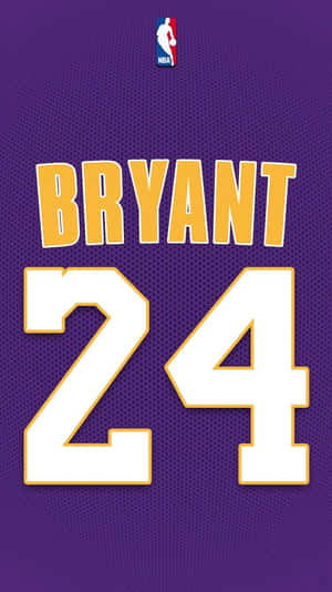 紫色籃球球衣，Bryant 24 以黃色和白色顯示。 — 湖人隊標誌 壁紙