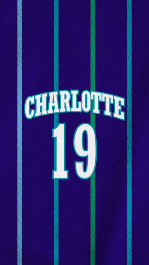 紫色籃球球衣，帶有藍綠色條紋和白色 Charlotte 19 文字。 — 克里夫蘭騎士隊 壁紙