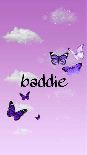 紫色蝴蝶在薰衣草色天空中飛翔，雲朵和閃光圍繞著 baddie 這個詞。 — 可愛壞女孩 壁紙
