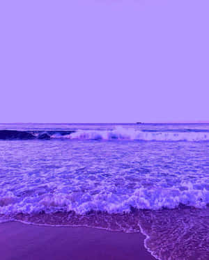紫色海浪在紫羅蘭色天空下湧上沙灘。 — 淺紫色系美學 壁紙