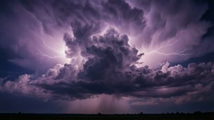 夜間雨田野上帶閃電的紫色風暴雲。 — 紫色 壁紙