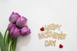 紫色鬱金香和木製Happy Mother's Day字母，配上紅色心形。 — 紫色玫瑰 壁紙