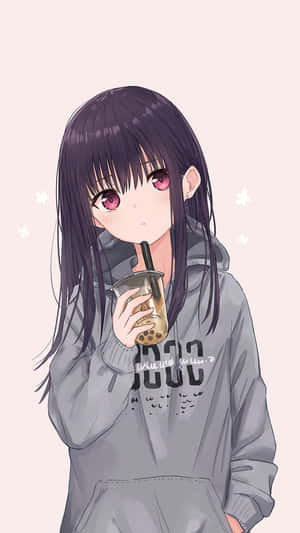 紫髮動漫女孩身穿灰色連帽衫喝珍珠奶茶。 — 可愛風格 壁紙