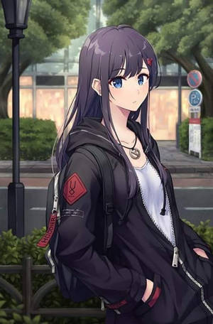 紫髮藍眼的動漫女孩站在有樹木和路牌的城市人行道上。 — 可愛動漫女孩 壁紙