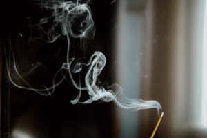 在黑暗房間中，細薄的白煙香薰在柔和背景光中升起。 — 自然風景動圖 壁紙