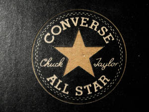 黑色布料上帶有米色星星和縫線的 Converse All Star 標誌布章。 — Converse 標誌 壁紙