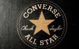 黑色布料上的 Converse Chuck Taylor All Star 標誌布章。 — Converse 標誌 壁紙