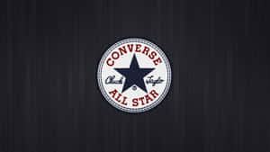 深色條紋背景上的 Converse Chuck Taylor All Star 標誌。 — iMac 壁紙