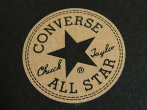 深色布料上的 Converse Chuck Taylor All Star 標誌貼片。 — Converse 標誌 壁紙