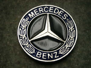 Mercedes-Benz 標誌，在深色背景上帶有銀色星星和月桂花環。 — Mercedes Benz C300 壁紙
