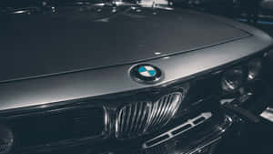 經典BMW汽車引擎蓋和雙腎型水箱護罩的特寫，帶有鍍鉻細節。 — Mercedes Benz C300 壁紙