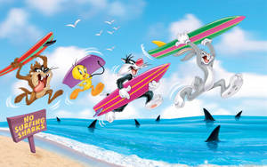 卡通角色在沙灘上衝浪越過鯊魚，沙灘上有「No Surfing Sharks」標誌。 — 樂一通 壁紙