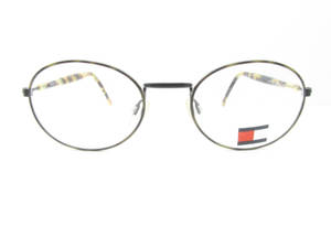 Tommy Hilfiger品牌眼鏡，龜甲紋鏡臂，右邊鏡片上有標誌。 — 湯米英尼特 壁紙