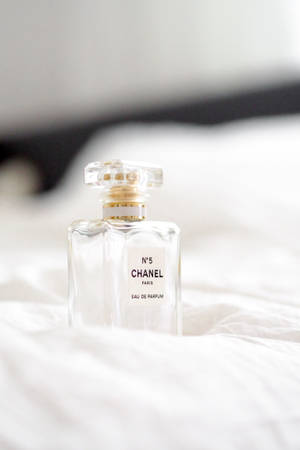 白色床單上的 Chanel No 5 香水瓶 — 香奈兒 壁紙