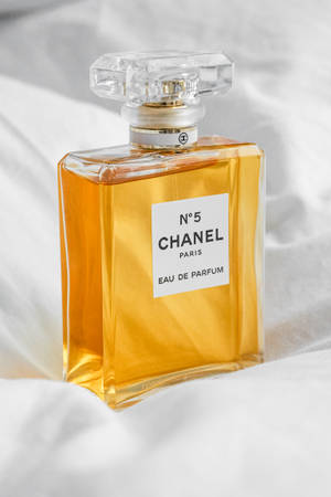 白色布料上的Chanel No 5香水瓶 — 香奈兒 壁紙