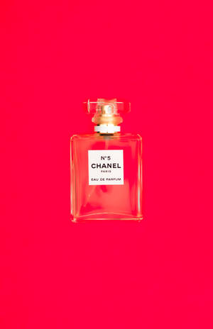 紅色背景上的Chanel No 5香水瓶 — 榮耀MagicPad4 壁紙