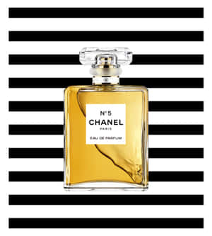 黑白條紋背景上的Chanel No 5香水瓶 — Galaxy Z Flip 8 壁紙