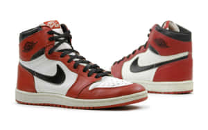 紅、白、黑色高筒運動鞋，帶有 Nike 和 Jordan 品牌標誌。 — Jordan球鞋 壁紙