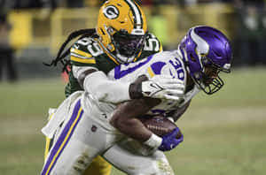 NFL美式足球員在夜間比賽中被對手擒抱 — 美式足球 壁紙