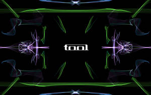 抽象碎形藝術，帶有綠色和紫色的霓虹漩渦以及中央的「tool」標誌。 — 美學音樂 壁紙
