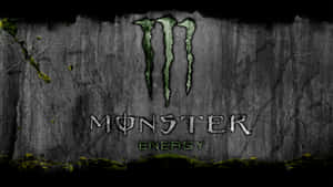 裂紋石牆上帶有綠色苔蘚點綴的Monster Energy標誌。 — Monster Energy 壁紙