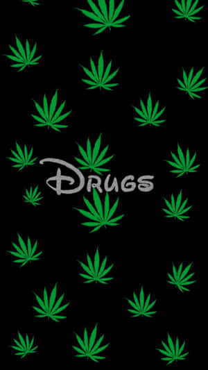 黑色背景上，迪士尼字體的「drugs」和綠色大麻葉。 — 大麻 壁紙