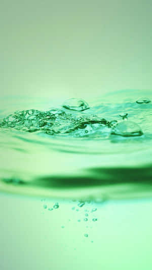 帶有氣泡和柔和漣漪的綠色水 — 翡翠綠 壁紙
