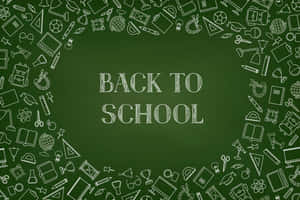 綠色黑板，上面有「BACK TO SCHOOL」文字，周圍有學校相關圖標。 — 黑板 壁紙