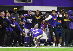 維京人足球隊在夜間球場上慶祝達陣。 — Stefon Diggs 壁紙