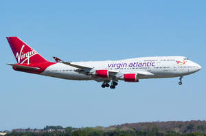 維珍航空波音747飛機起落架放下，在藍天中降落。 — 藍天 壁紙