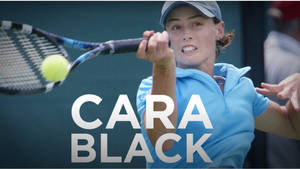 網球運動員Cara Black揮拍中擊中黃色球。 — 運動 壁紙