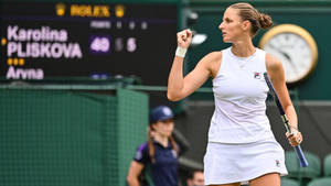 網球運動員Karolina Pliskova在草地場上慶祝勝利。 — 運動 壁紙