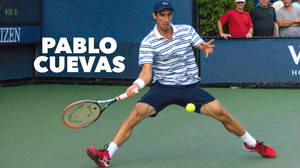 網球運動員Pablo Cuevas在綠色球場上揮拍中。 — 運動 壁紙