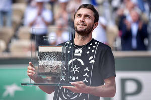 網球冠軍 Gilles Simon 帶著喜悅的表情捧著他的 Roland Garros 獎盃。 — 運動 壁紙