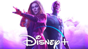 緋紅女巫和幻視以超級英雄姿勢站立，帶有Disney+標誌 — 漫威復仇者聯盟 壁紙