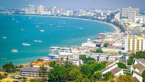 海岸城市景觀，碧綠海洋與船隻在明媚陽光下。 — 城市 壁紙