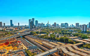 現代城市的鳥瞰圖，有摩天大樓、高速公路和綠地，在清澈的藍天下。 — 以色列 壁紙