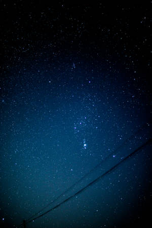 深藍色夜空佈滿星星，微弱電線形成剪影。 — 藍色銀河 壁紙