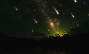 流星劃過佈滿銀河的夜空，在黑暗的森林之上。 — 美麗的夜晚 壁紙