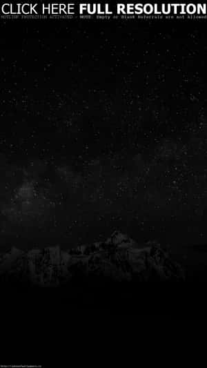 白雪覆蓋的山脈在繁星點點的夜空下，銀河可見。 — 暮光 壁紙
