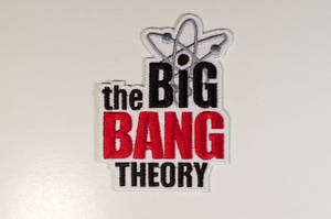 繡有原子符號的 The Big Bang Theory 電視節目補丁。 — 大爆炸理論 壁紙