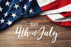 木頭上的美國國旗與Happy 4th of July文字 — 慶祝 壁紙