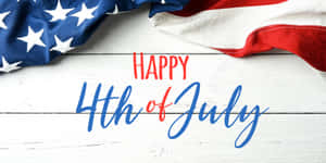 美國國旗帶有 'Happy 4th of July' 文字在白色木頭上。 — 慶祝 壁紙